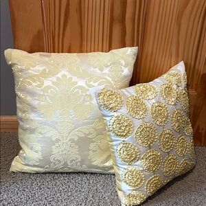 Accent pillows
Do You Like Yellow